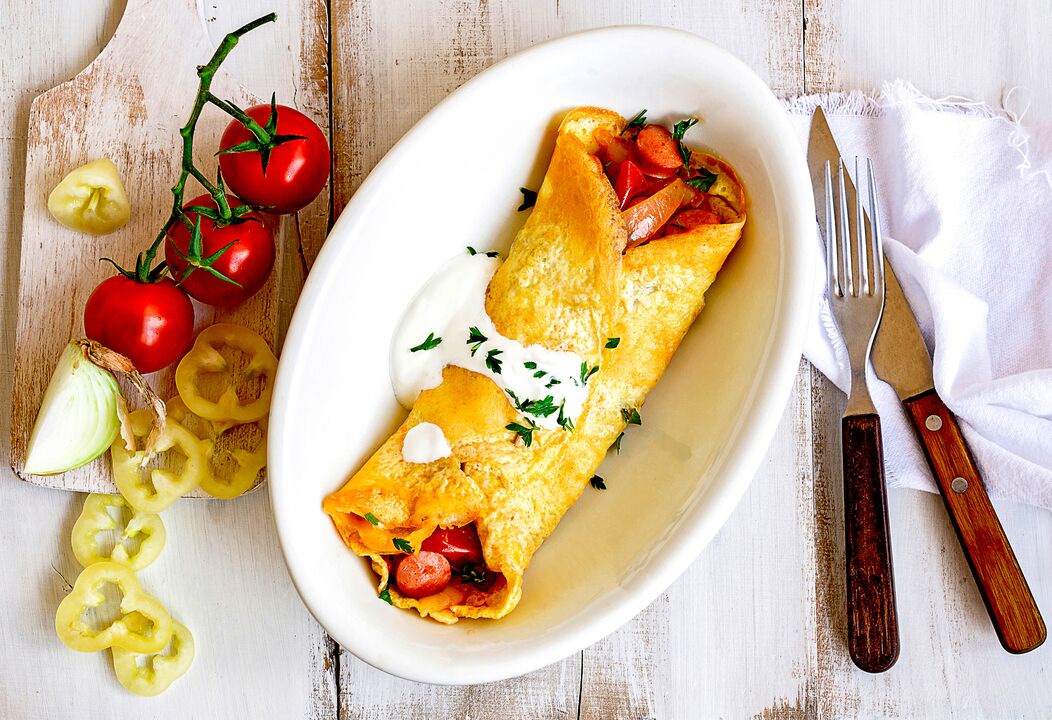 Au petit-déjeuner, ceux qui maigrissent avec un régime cétogène ont une omelette au fromage, légumes et jambon